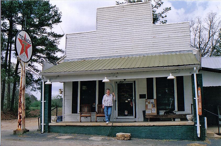 Causeyville General Store, Causeyville, Mississippi. Dudemanfellabra, CC BY-SA 3.0