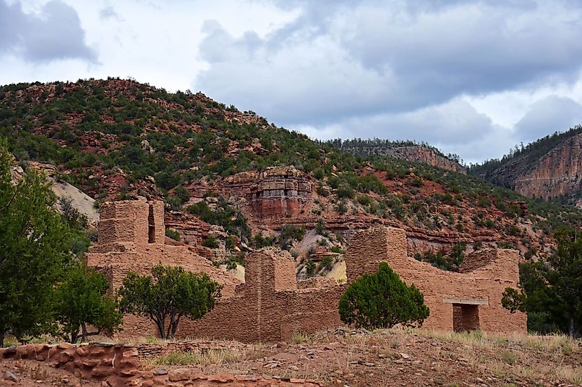 Restos arqueológicos de un pueblo guisewa nativo americano y una misión colonial española en el sitio histórico de Jemez en Jemez Springs, Nuevo México