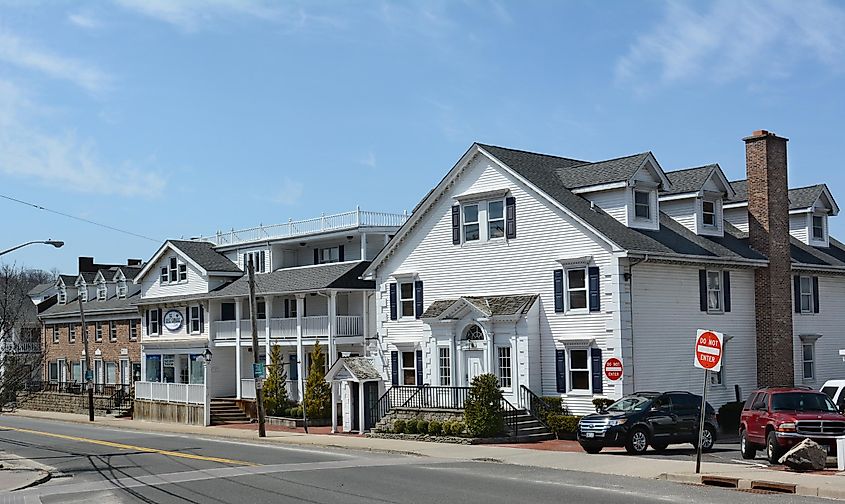 Danfords Hotel Spa, Marina Showers and Driftwood Rooms, via Steve Cukrov / Shutterstock.com