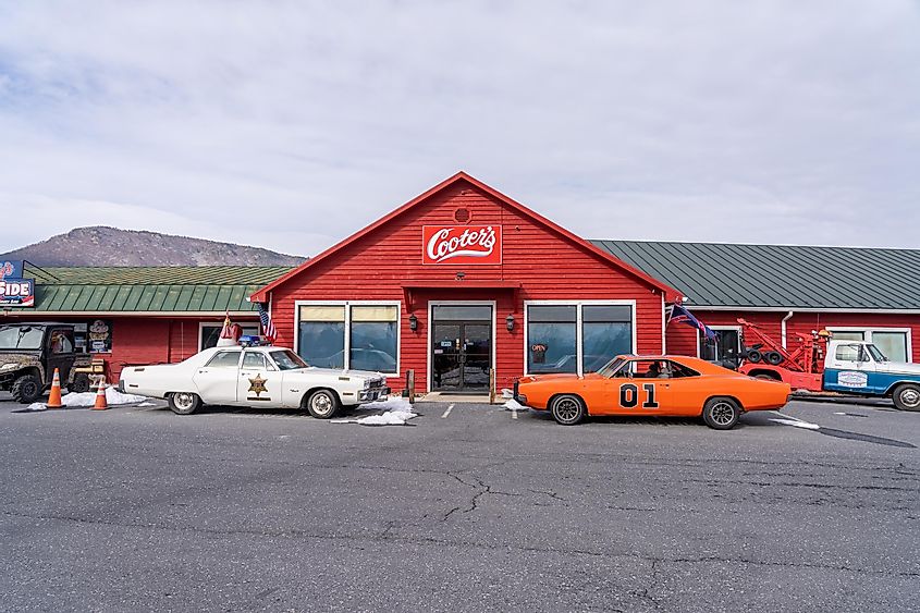 Cooter’s Place in Luray Virginia with replica General Lee and Hazzard County Sheriff department car, via BrianPIrwin / Shutterstock.com
