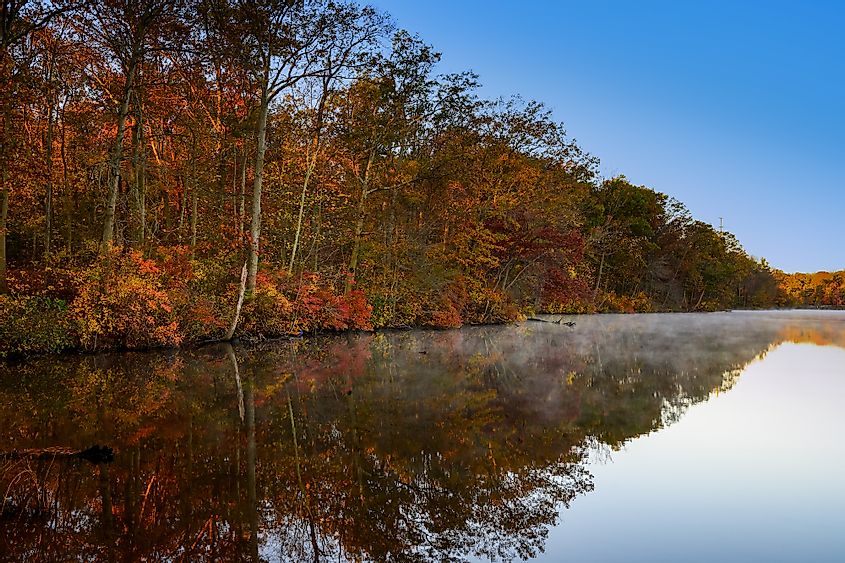 Вид на озеро Фаррингтон ранним утром в Восточном Брансуике, штат Нью-Джерси.