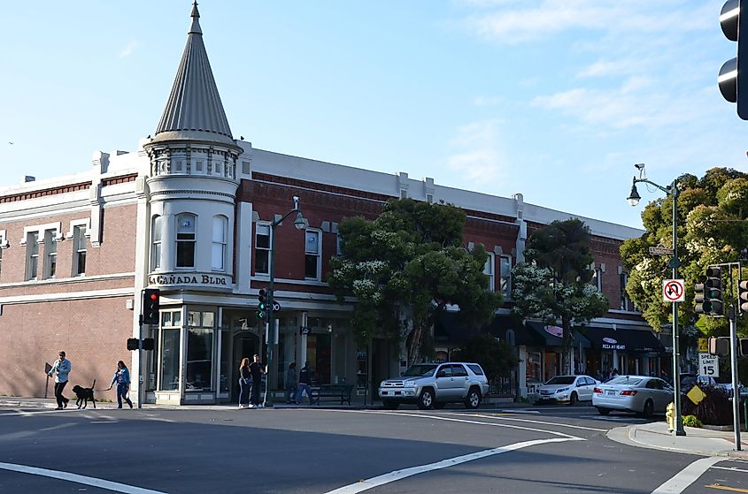 Los Gatos, California.  On Wikipedia.  https://en.wikipedia.org/wiki/Los_Gatos,_California By Ramkumar Menon - Own work, CC BY-SA 4.0, https://commons.wikimedia.org/w/index.php?curid=49970900