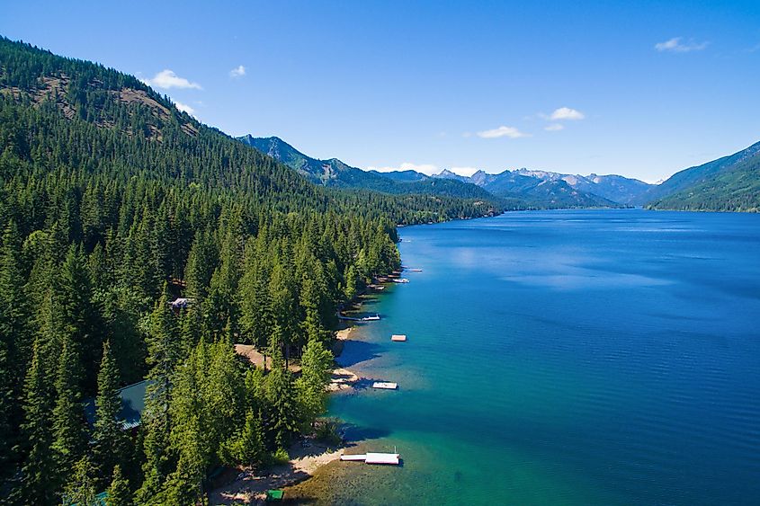 Cold blue mountain lake in state Washington, Lake Cle Elum in the middle of the summer with waterfront properties