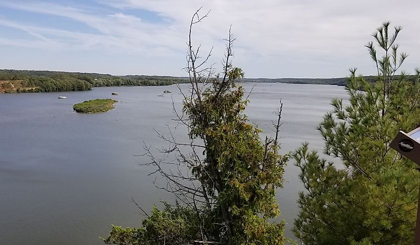 A view of the Illinois River at Starved Rock State Park, Oglesby Illinois.