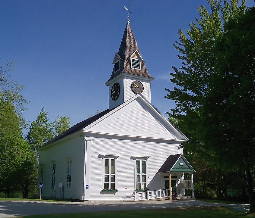 More details Sugar Hill Meetinghouse, listed on the New Hampshire State Register of Historic Places, By AlexiusHoratius - Own work, CC BY-SA 3.0, https://commons.wikimedia.org/w/index.php?curid=33196920