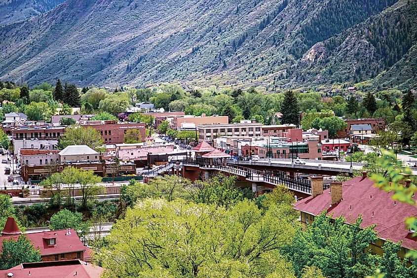 Grand Avenue, Glenwood Springs, Colorado. Image credit: GSpics via Wikimedia Commons.