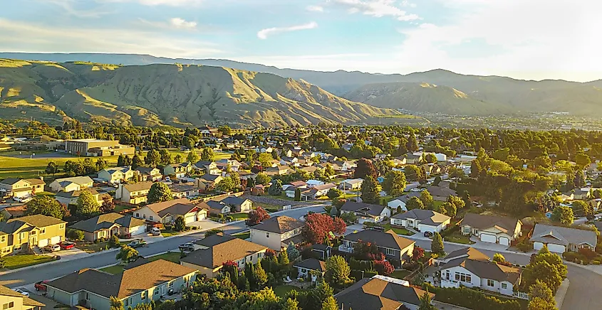 View of the Wenatchee, Washington and the surrounding mountain range.