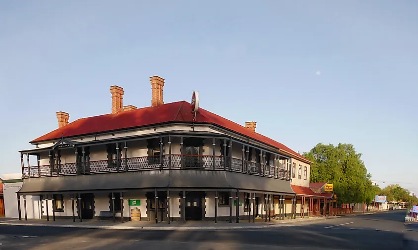 Sunrise shines on the Bordertown Hotel in Bordertown, SA