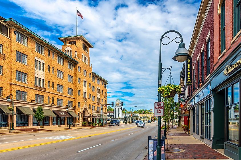 St. Charles Town street view in Elgin Town of Illinois, viaNejdet Duzen / Shutterstock.com