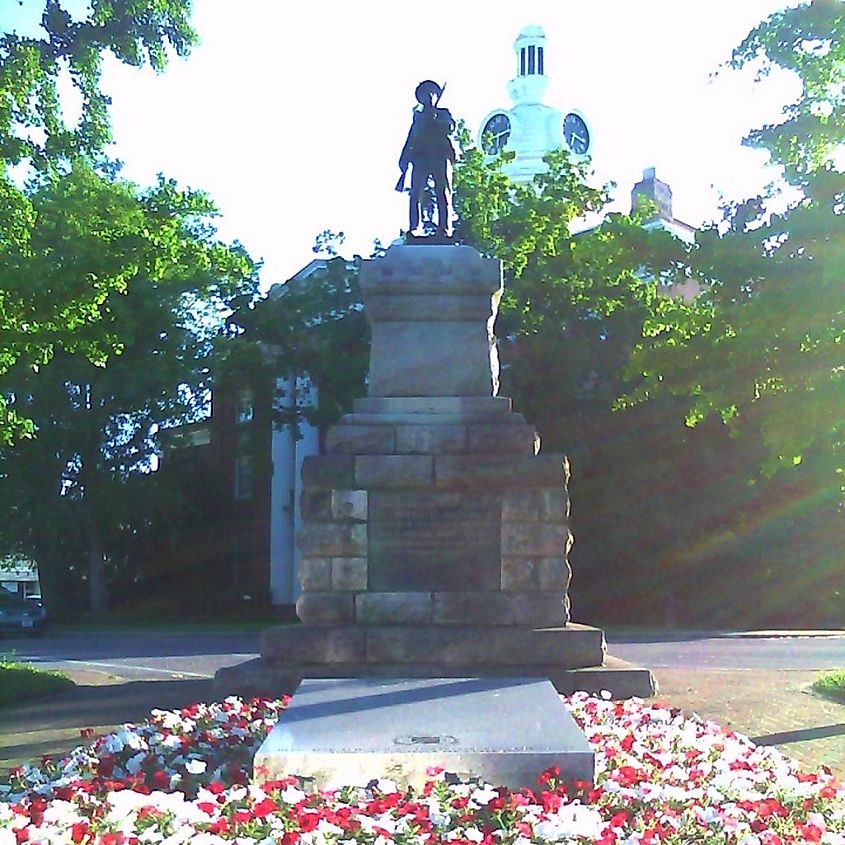 Rutherford County Courthouse with the Confederate Soldier's Monument, Tennessee.