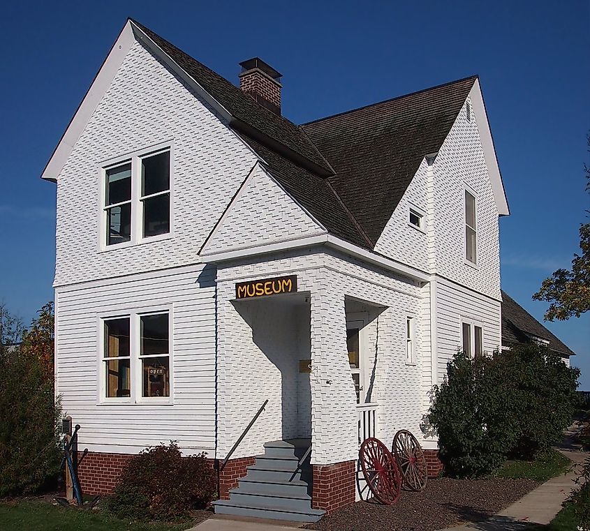 Lightkeeper's House (now a Cook County Historical Society museum). 