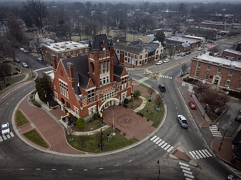 Roundabout near the historic courthouse and Talbot tavern in Bardstown, Kentucky.