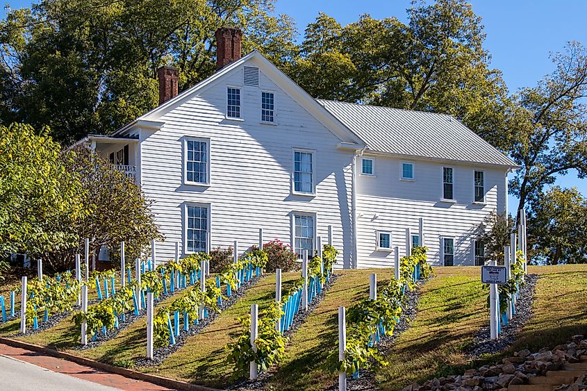 The Tumlin House, a restored farmhouse and vineyard in Dahlonega, Georgia. Editorial credit: Jen Wolf / Shutterstock.