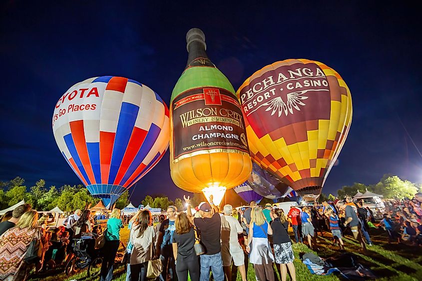 Naktinis vaizdas į gražų oro balioną Temecula slėnio balionų ir vyno festivalyje