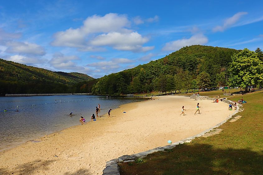 Cowans gap state park lake and beach, Pennsylvania.Alejandro Guzmani / Shutterstock.com