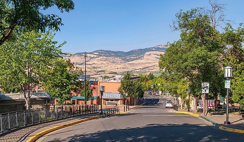 Street scene in downtown Ashland Oregon with mountains in the backrgound.