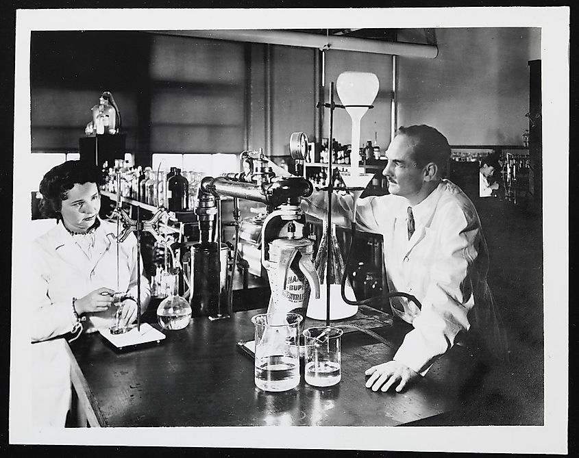 Black and white photograph of Dr Gertrude Elion and Dr George Hitchings working in the lab