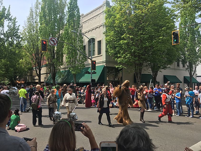 Crowd gathered in downtown McMinnville for the UFO Festival