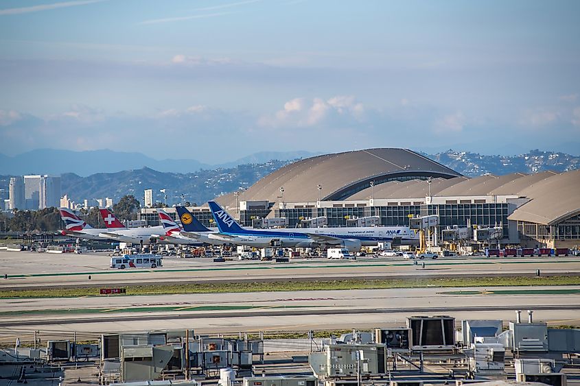  Международный аэропорт Лос-Анджелеса с самолетами на взлетно-посадочной полосе. 