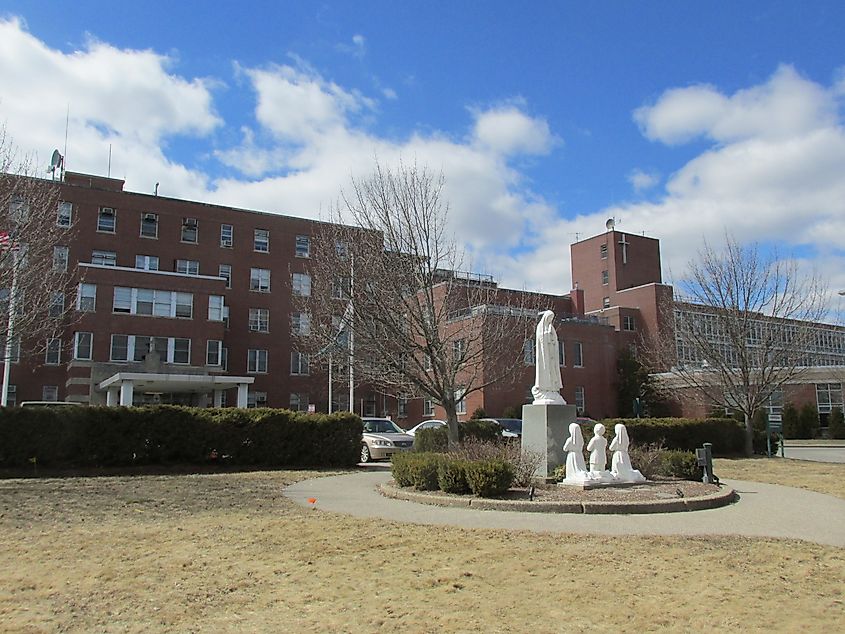 Fatima Hospital, North Providence RI (John Phelan, CC BY-SA 3.0 <https://creativecommons.org/licenses/by-sa/3.0>, via Wikimedia Commons)