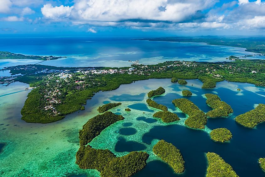 帕劳科罗尔的街道和珊瑚礁的海湾。 图片的使用已获得 Shutterstock.com 的许可。