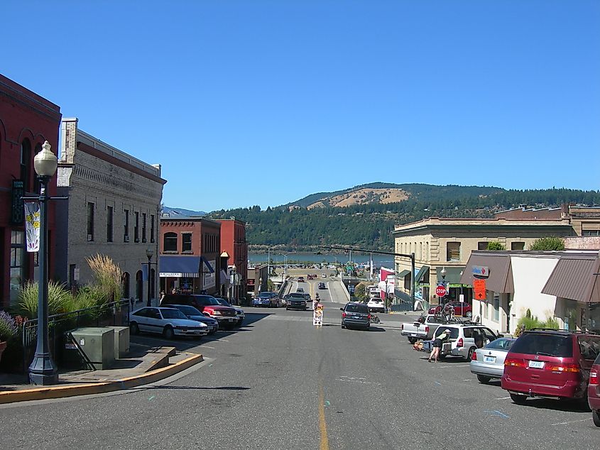 Local businesses in downtown Hood River, Oregon. Image credit: Jimmy Emerson DVM via Flickr.com.