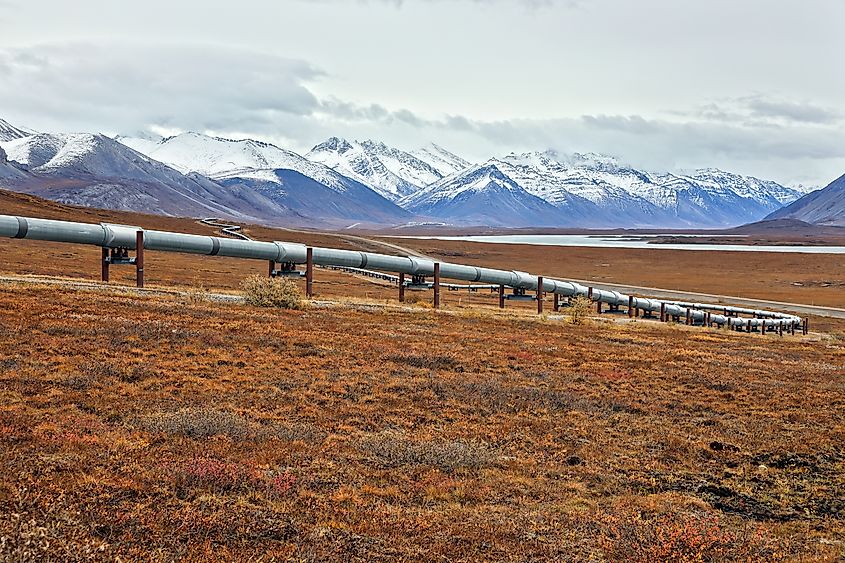 Alaska Pipeline in the tundra, north of Atigun Pass, Brooks Range, Dalton Highway, Alaska, USA
