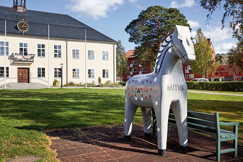 A wooden sculpture of a Dalecarlian horse outside the town hall of Rättvik.