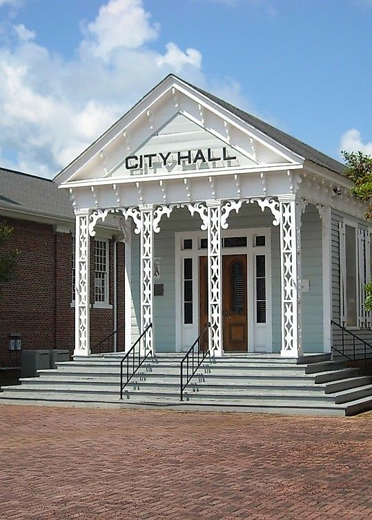 Old Marion City Hall, built in 1832. It now houses the Alabama Military Hall of Honor.