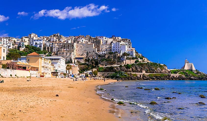 Очаровательный городок Сперлонга с песчаными пляжами в итальянском регионе Лацио