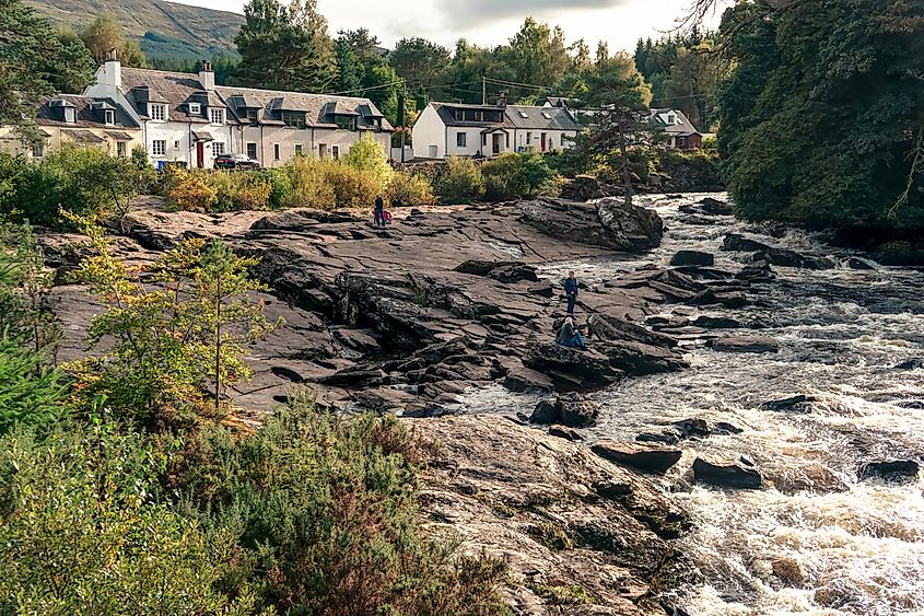 Killin, United Kingdom: A beautiful water stream running through the scenic town of Killin in Scotland, surrounded by houses.