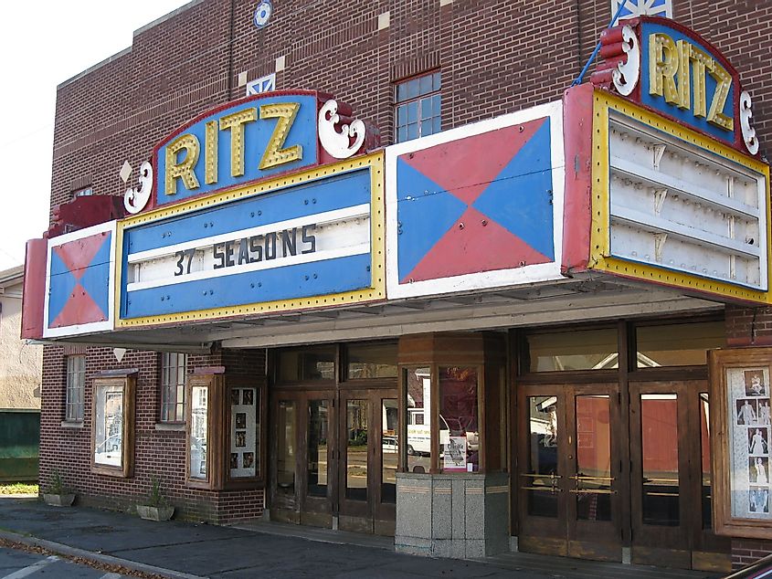 The Ritz Theater in Hawley, Pennsylvania, By Doug Kerr from Albany, NY, United States - Hawley, PennsylvaniaUploaded by GrapedApe, CC BY-SA 2.0, https://commons.wikimedia.org/w/index.php?curid=25280635