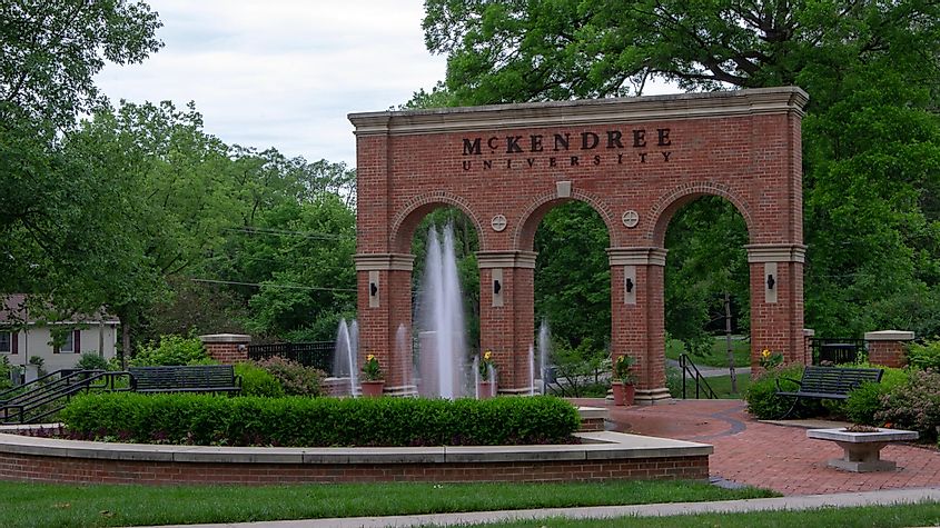 унтейн распыляет воду у входа в местный колледж. Университет Маккендри, расположенный в южном Иллинойсе, является старейшим в штате., через РозенскиП / Shutterstock.com