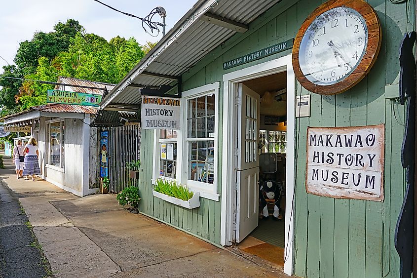 Located on the slope of the Haleakala volcano, the town of Makawao, home to paniolo cowboys, is the capital of the upcountry region of Maui and a haven for artists.
