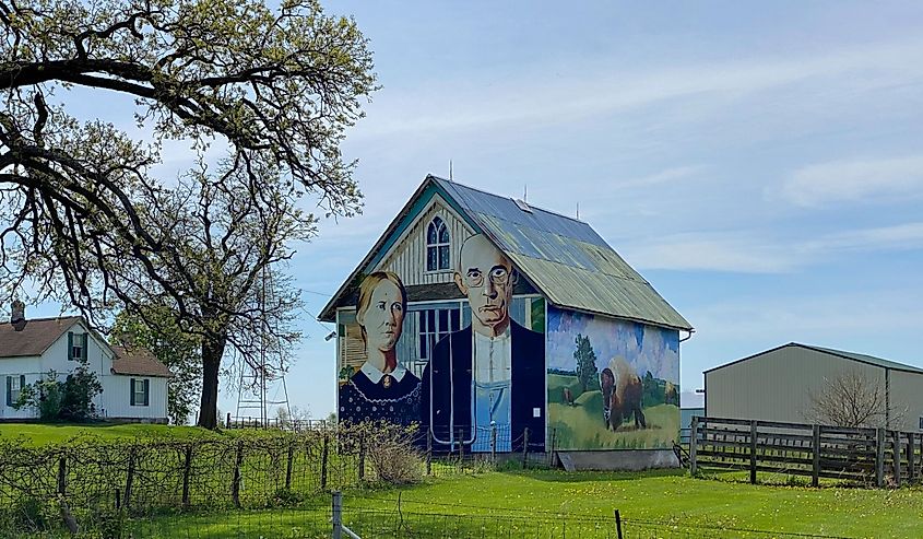  American Gothic Barn, barn-sized rendition of Grant Wood's painting