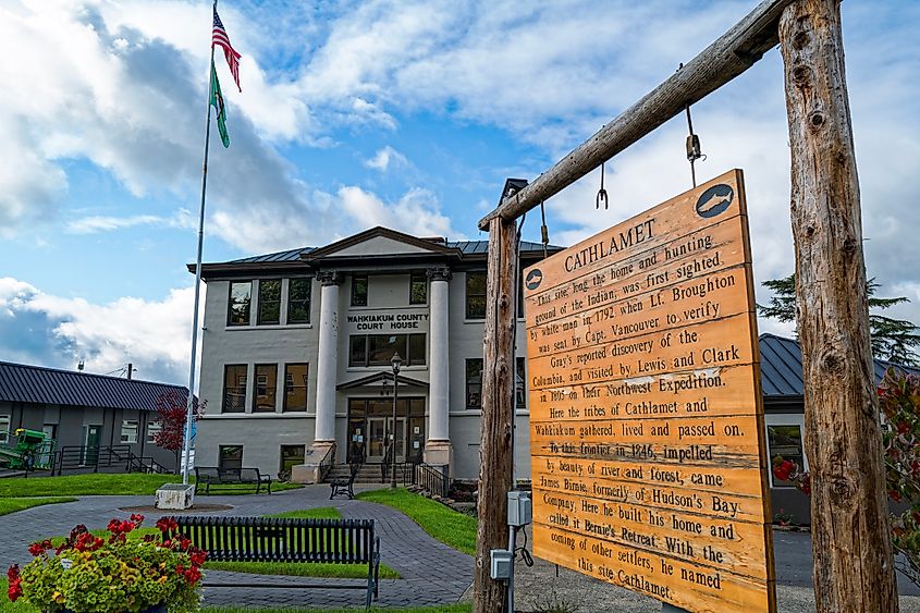 A plaque outside the historic Wahkiakum County Courthouse in Cathlamet, Washington.