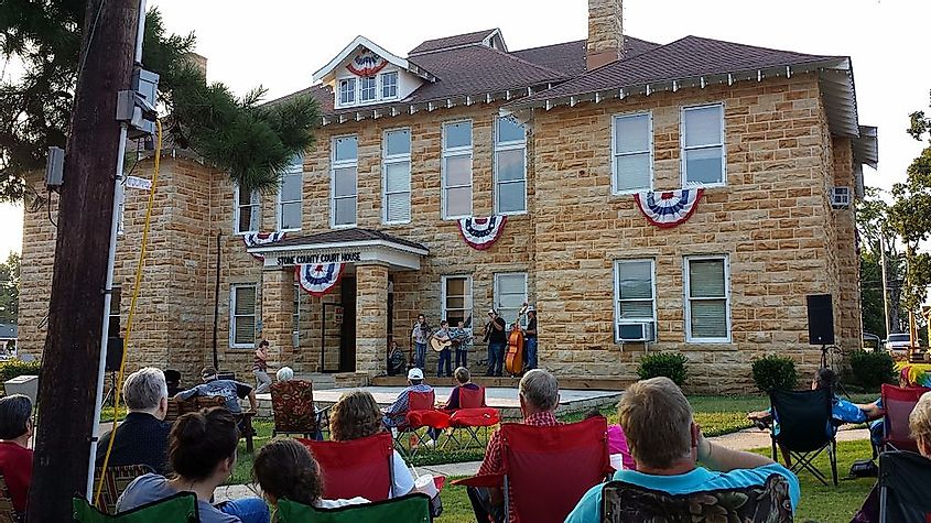 Music on the steps of the Stone County Courthouse, By Brandonrush - Own work, CC BY-SA 4.0, https://commons.wikimedia.org/w/index.php?curid=35902467