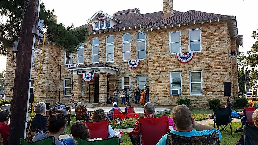 Music on the steps of the Stone County Courthouse, By Brandonrush - Own work, CC BY-SA 4.0, https://commons.wikimedia.org/w/index.php?curid=35902467