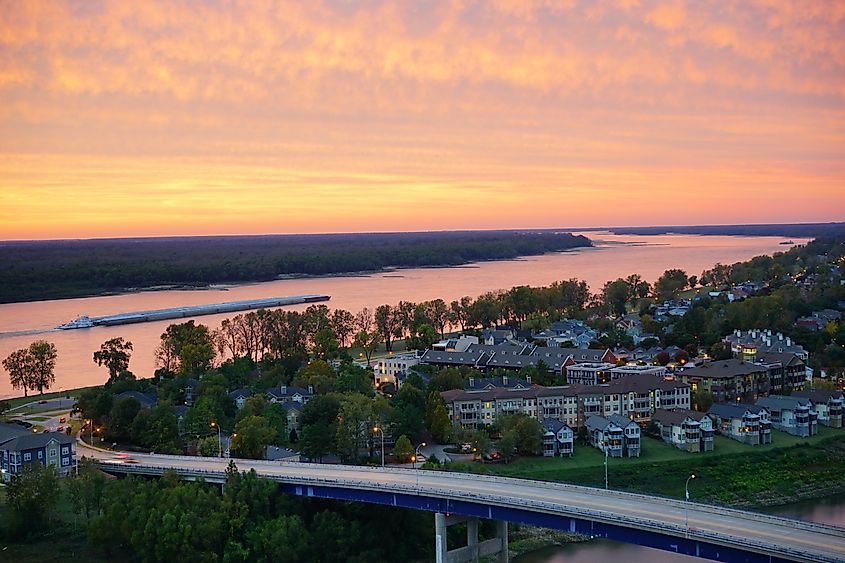 The Mississippi River connects Tennessee and Arkansas at Memphis 