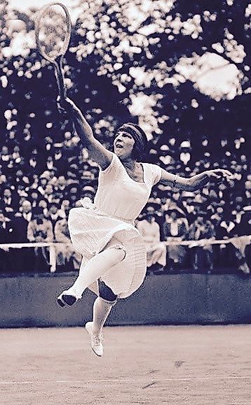 Suzanne Lenglen, 1922. In Wikipedia. https://en.wikipedia.org/wiki/Suzanne_Lenglen By Agence Rol - Bibliothèque nationale de France, Public Domain, https://commons.wikimedia.org/w/index.php?curid=110046695