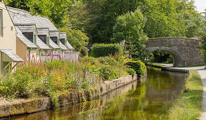 Welsh cottages beside the Llangollen Canal between Trevor and LLangollen in Wales, UK