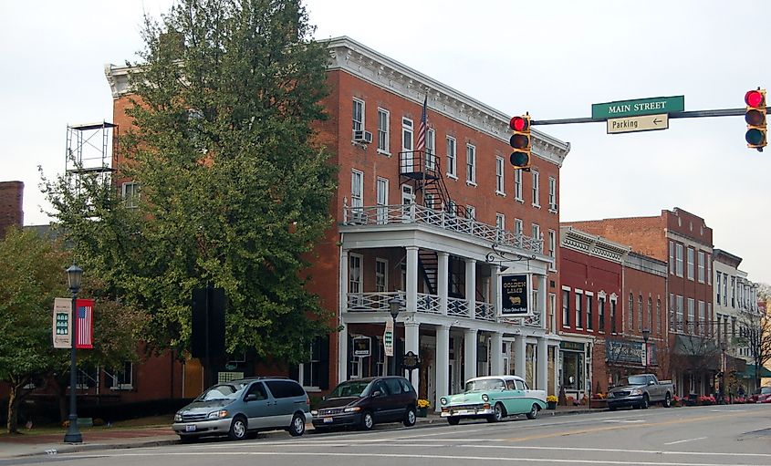 The 1803 Golden Lamb Inn in Lebanon, Ohio. (By R.P. Piper "chain@zinzi.us" - Own work, CC BY-SA 3.0, Wikimedia Commons.)