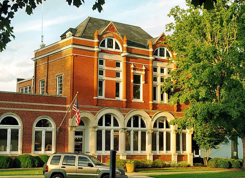 The City Hall building in South Pittsburg, Tennessee.