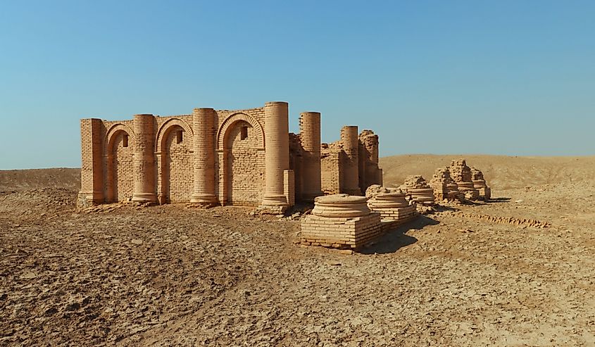 garius temple in the ancient city of uruk was rebuilt in the year 110 , thousands of years after the latest building of the akkadian civilization with blue sky