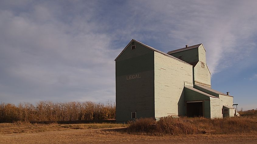 Legal, Alberta, grain elevator. By Wilson Hui - CC BY 2.0, https://commons.wikimedia.org/w/index.php?curid=74731302