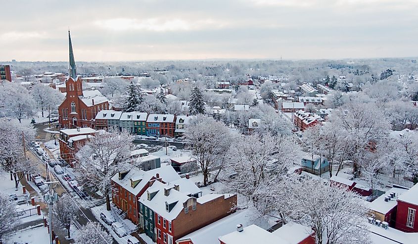 Зимнее утро, маленький американский городок, покрытый снегом, идиллический пейзаж колониального Ланкастера, штат Пенсильвания, после снежной бури