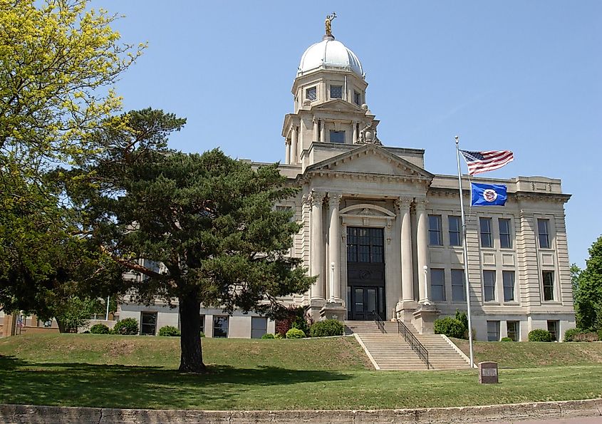 Jackson County Courthouse in Jackson, By Jonathunder - Own work, CC BY-SA 3.0, https://commons.wikimedia.org/w/index.php?curid=2140123