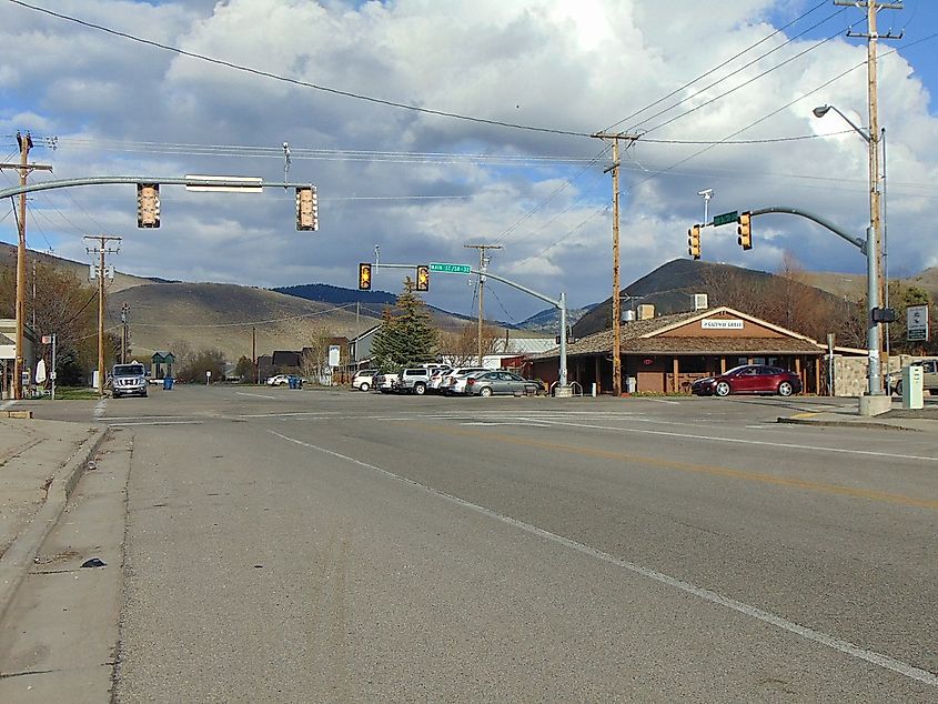 Looking south at the junction of Main Street (Utah State Route 32) and 200 South (Utah State Route 248) in Kamas, Utah (The junction is the eastern terminus of SR-248.)