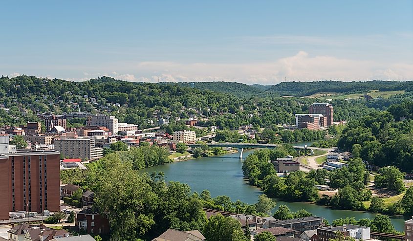 Вид на центр города Моргантаун, Западная Вирджиния, и кампус Университета Западной Вирджинии