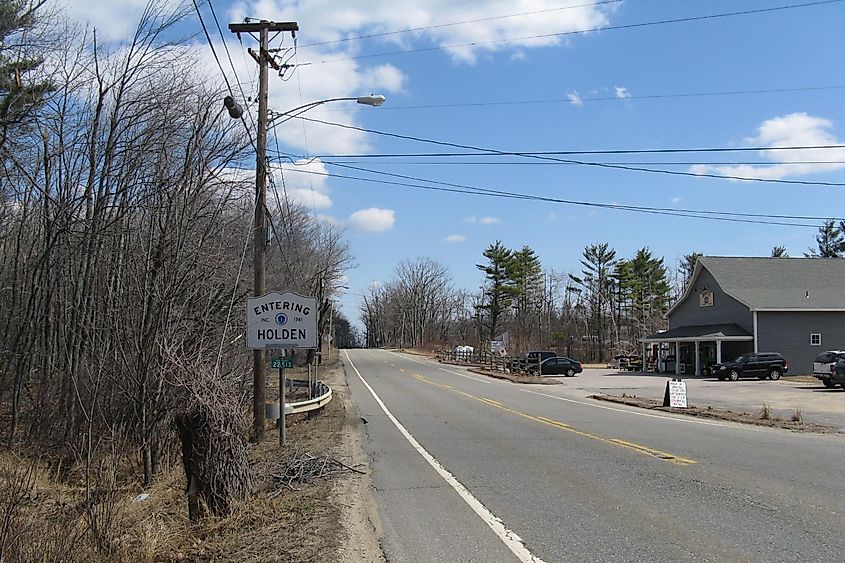 Entering Holden eastbound on Route 122A